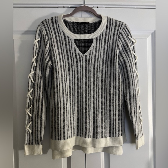 Rock & Republic Sweaters - Rock & Republic Sweater with cut out